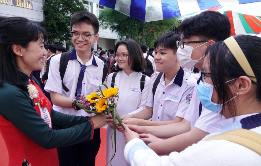 Nhà giáo thắp lửa nhân ái